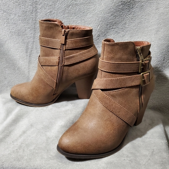 Forever Camila-69 NWOT Faux Leather Buckle and Strap Booties Tan Size 10 - Picture 11 of 12
